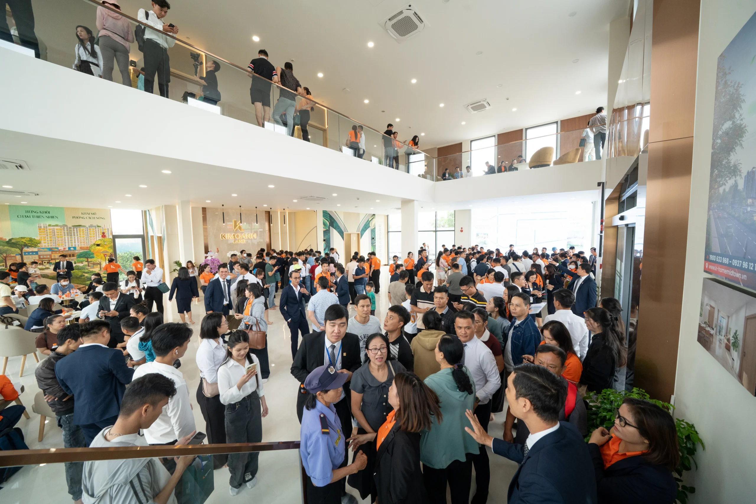 Từ sáng sớm, hàng trăm khách hàng đã đến Sales Gallery chờ vào trải nghiệm căn hộ mẫu.