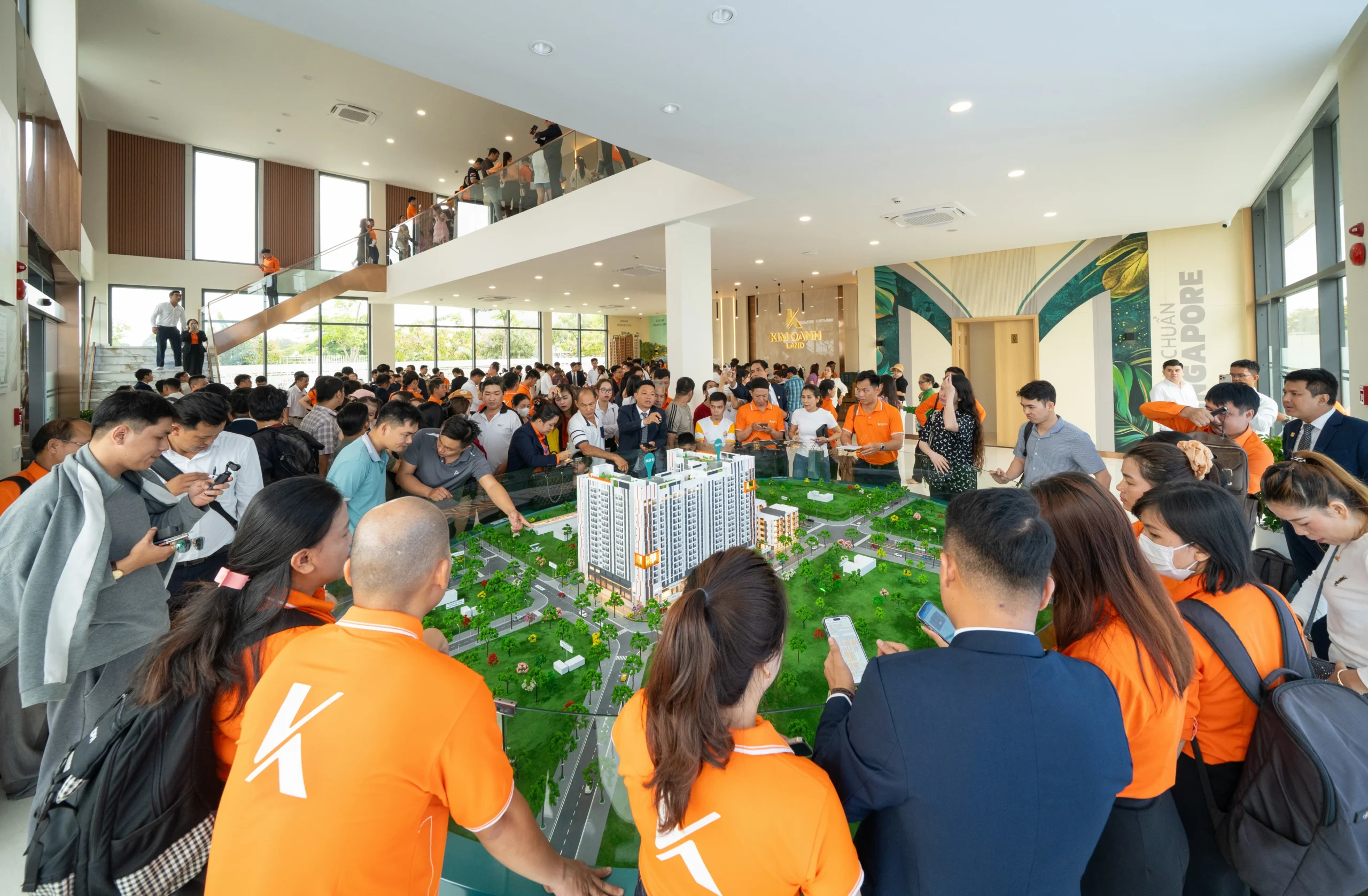 K-Home Midtown nằm giữa 4 tuyến đường lớn: 30-4, Hùng Vương, Lý Nam Đế, Lê Đại Hành, kết nối thuận tiện đến TTHC Trảng Bom trong 1 phút, đến khu công nghiệp Bàu Xéo trong 5 phút và đến sân bay quốc tế Long Thành trong 30 phút. Với sự đầu tư chỉn chu theo concept xanh – hiện đại – bền vững, tái hiện rõ định hướng mang đến phong cách sống chuẩn Singapore K-Home Midtown đã nhận được sự quan tâm của đông đảo khách tham quan.