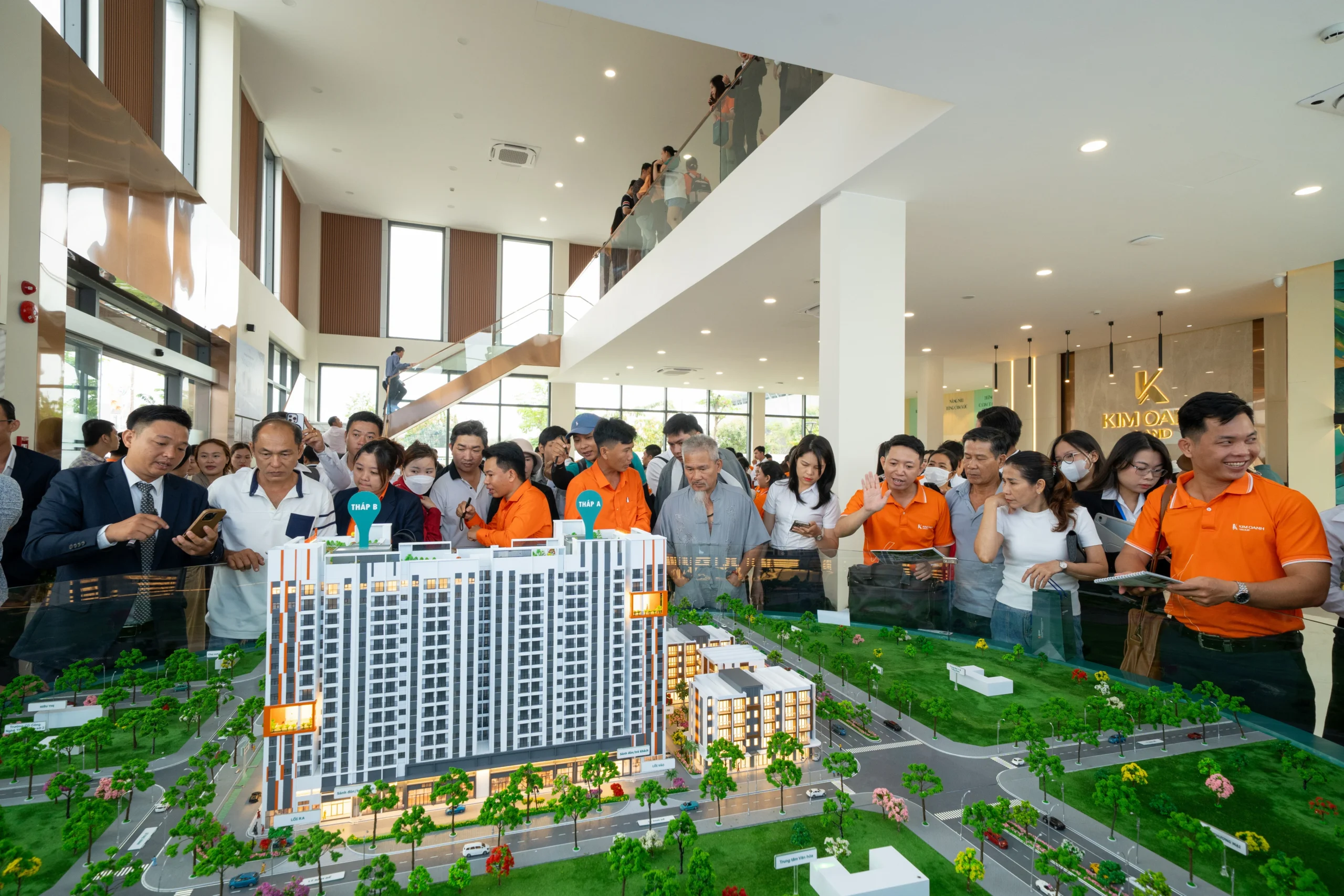 Khách hàng tìm hiểu quy hoạch dự án qua sa bàn tại Sales Gallery.