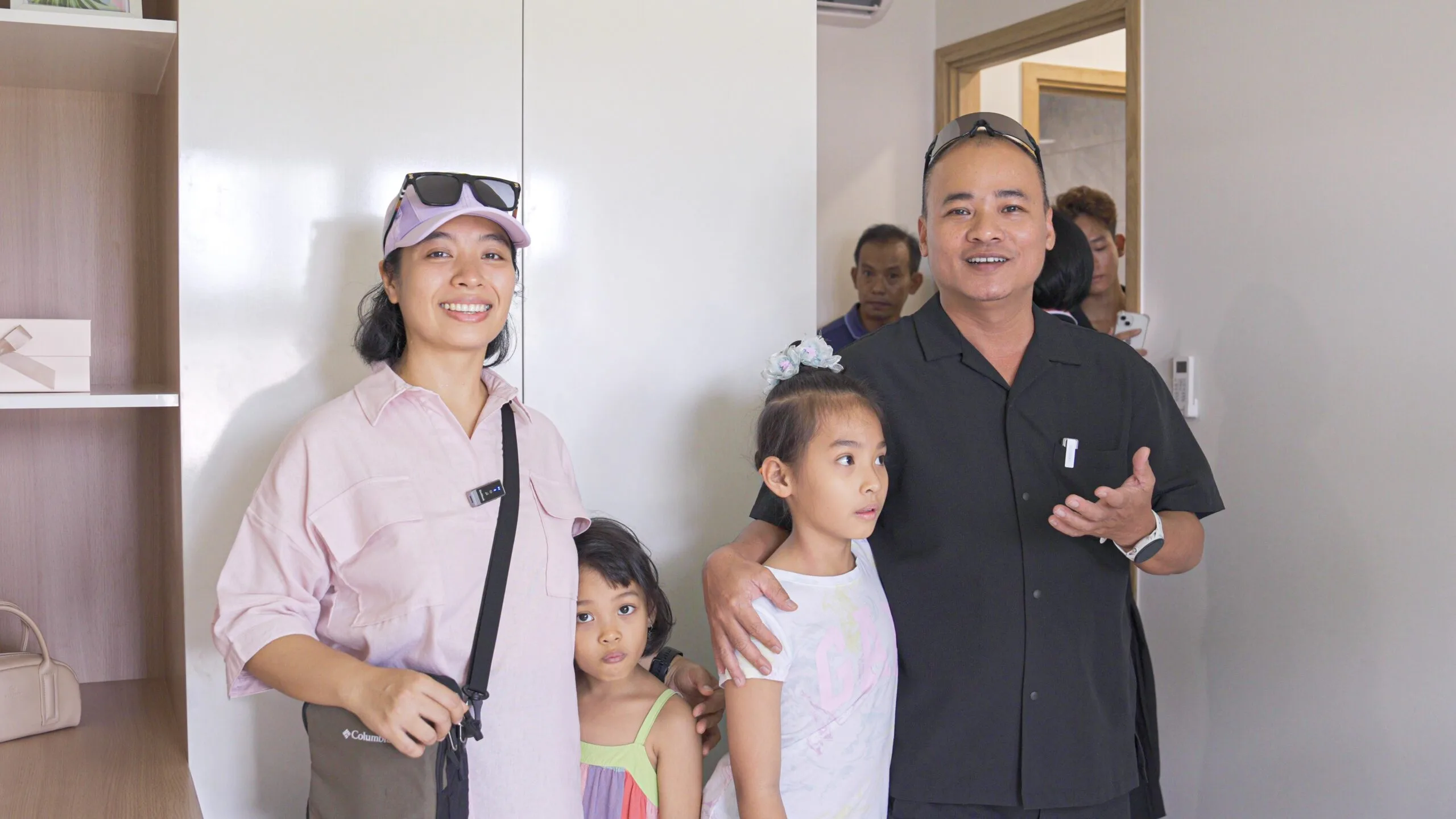 Gia đình anh Tùng và chị Trang thì cho biết khá bất ngờ trước lượng khách tham dự sự kiện quá đông. “Với lượng khách quan tâm đông đảo như thế này, không biết chúng tôi có thể may mắn mua được căn hộ khi chủ đầu tư chính thức giới thiệu sản phẩm ra thị trường hay không. Là nhà ở xã hội nhưng tôi nhận thấy K-Home Avenue còn vượt trội nhiều dự án nhà ở thương mại về vị trí lẫn thiết kế và hệ thống tiện ích nhưng thật bất ngờ khi chỉ cần số vốn ban đầu khoảng 150 triệu đồng là đã có thể sở hữu một căn hộ bàn giao đầy đủ nội thất chất lượng”, anh Tùng nói.