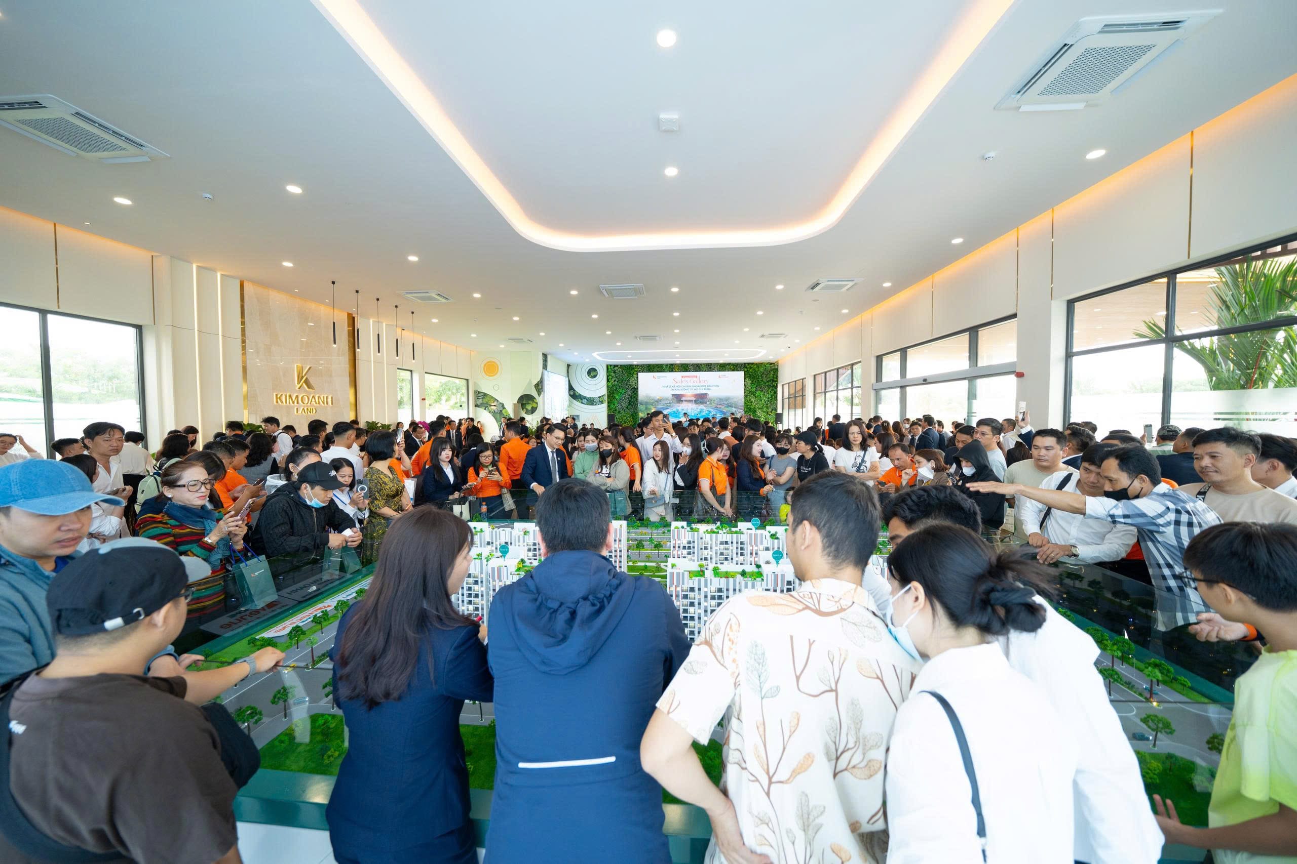 Không khí sôi động trong ngày khai trương Sales Gallery dự án K-Home Avenue. Nằm trong khuôn viên dự án (đường Nguyễn Ái Quốc – 25C, trung tâm hành chính Nhơn Trạch, Đồng Nai), Sales Gallery K-Home Avenue có quy mô khoảng 1ha, bao gồm khối kiến trúc chính và diện tích cảnh quan cây xanh, hồ cảnh quan được đầu tư chỉn chu theo “concept” sống xanh chuẩn Singapore, điểm nhấn nổi bật của dòng nhà ở xã hội mang thương hiệu K-Home.