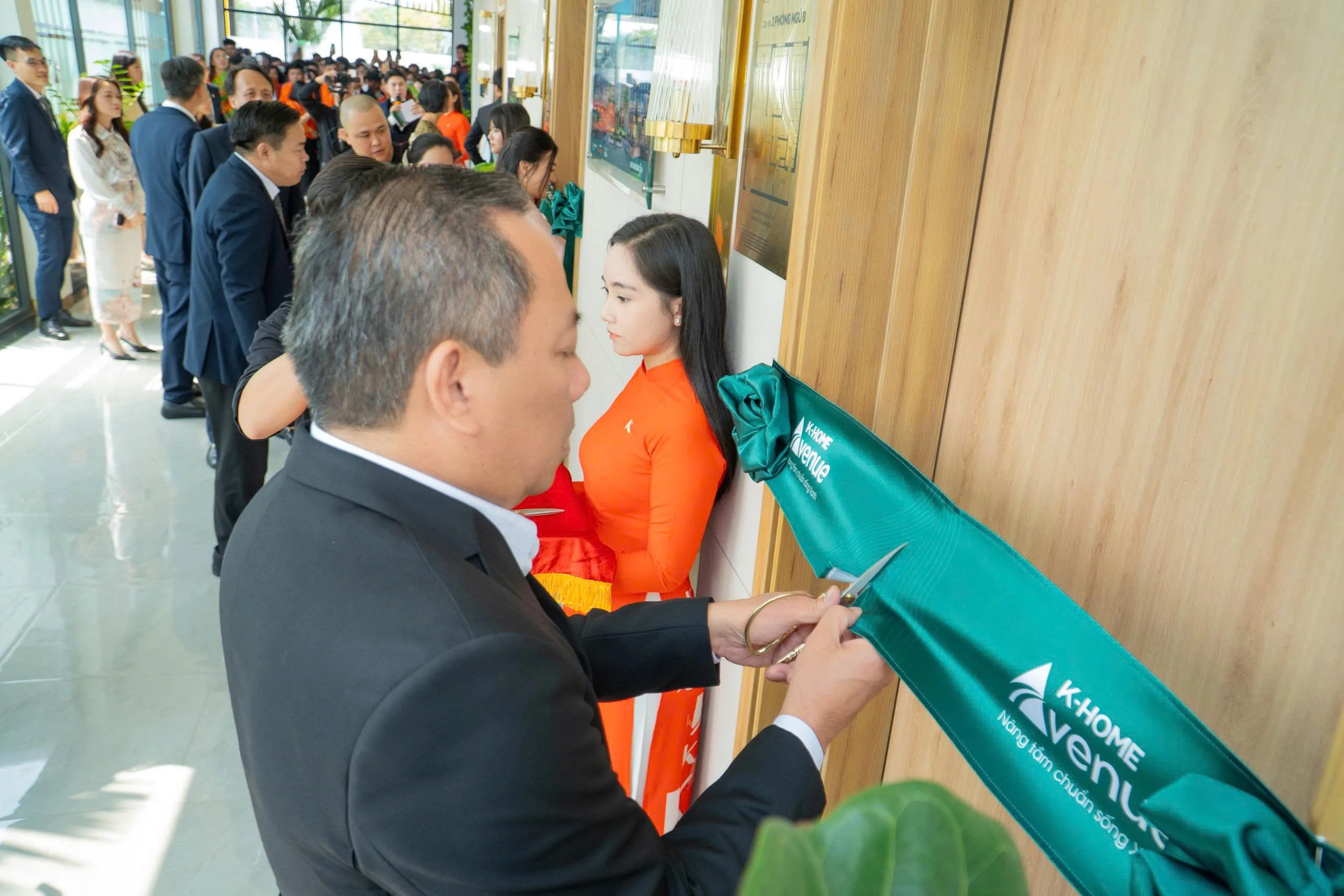 Ông Trần Đăng Toàn - Tổng Giám đốc Công ty Cổ phần Đầu tư và Phát triển BĐS Miền Đông - Phó Tổng Giám đốc Phát triển Dự án K.Homes thuộc Kim Oanh Land thực hiện nghi thức cắt băng khai trương căn hộ mẫu loại hình 2 phòng ngủ.