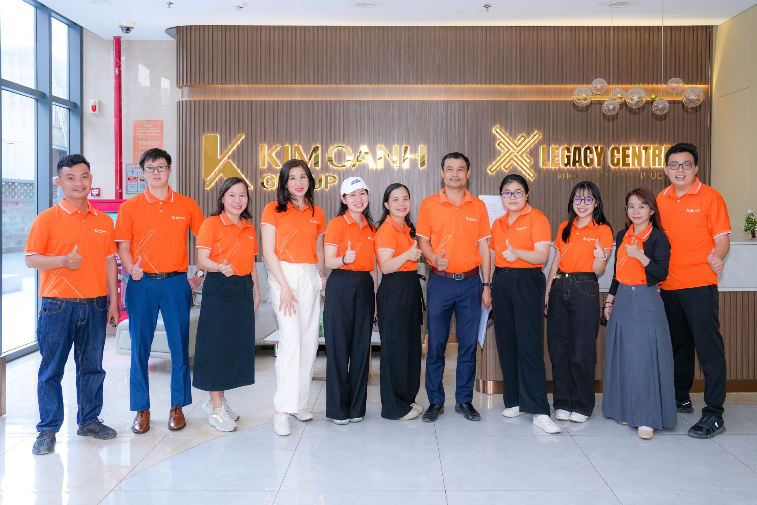 Những thành viên mới của Kim Oanh Group chụp ảnh lưu niệm tại khu căn hộ Legacy Central