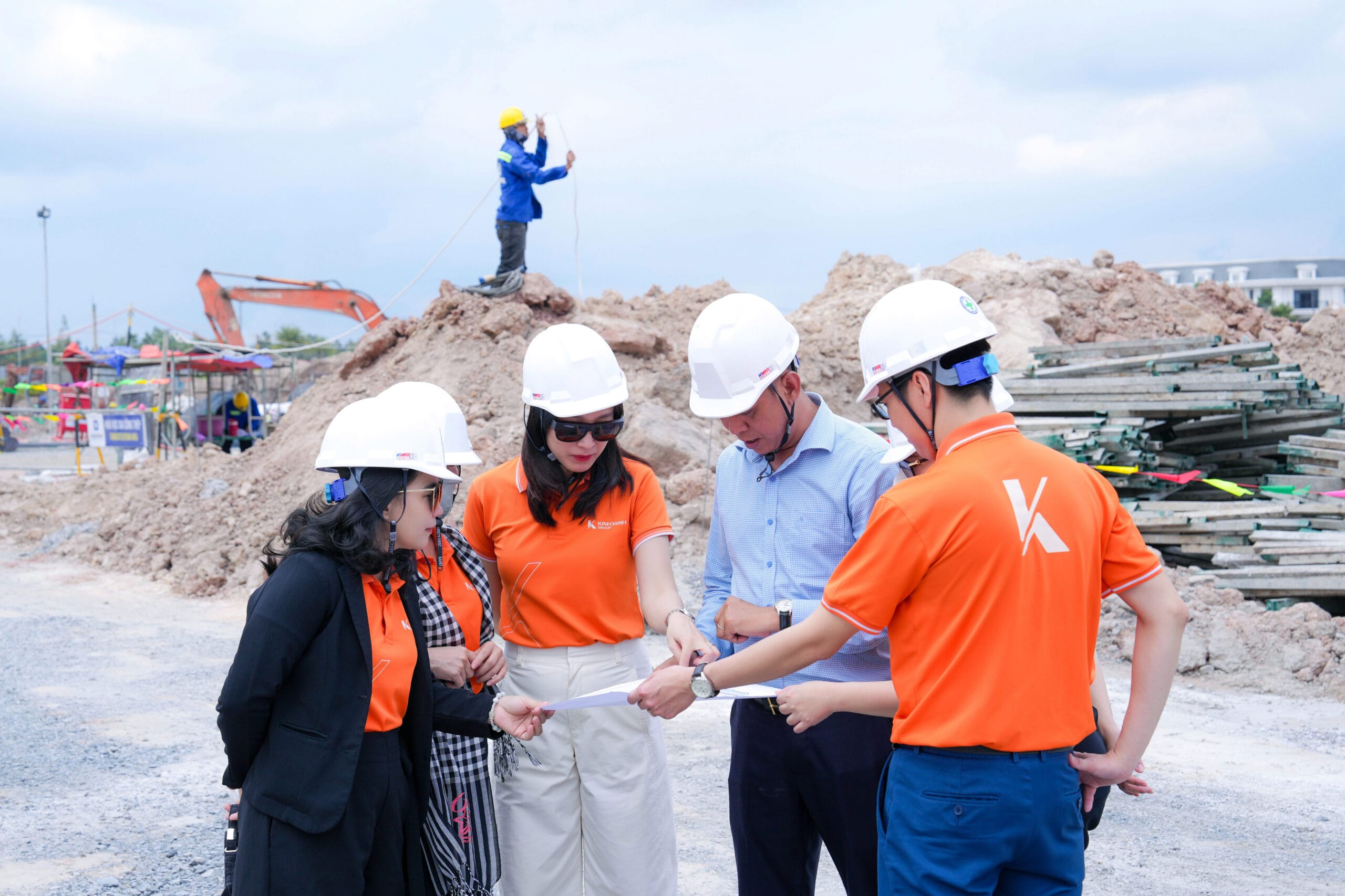 Ban quản lý dự án hướng dẫn đoàn tham quan tìm hiểu thực tế công trình các dự án