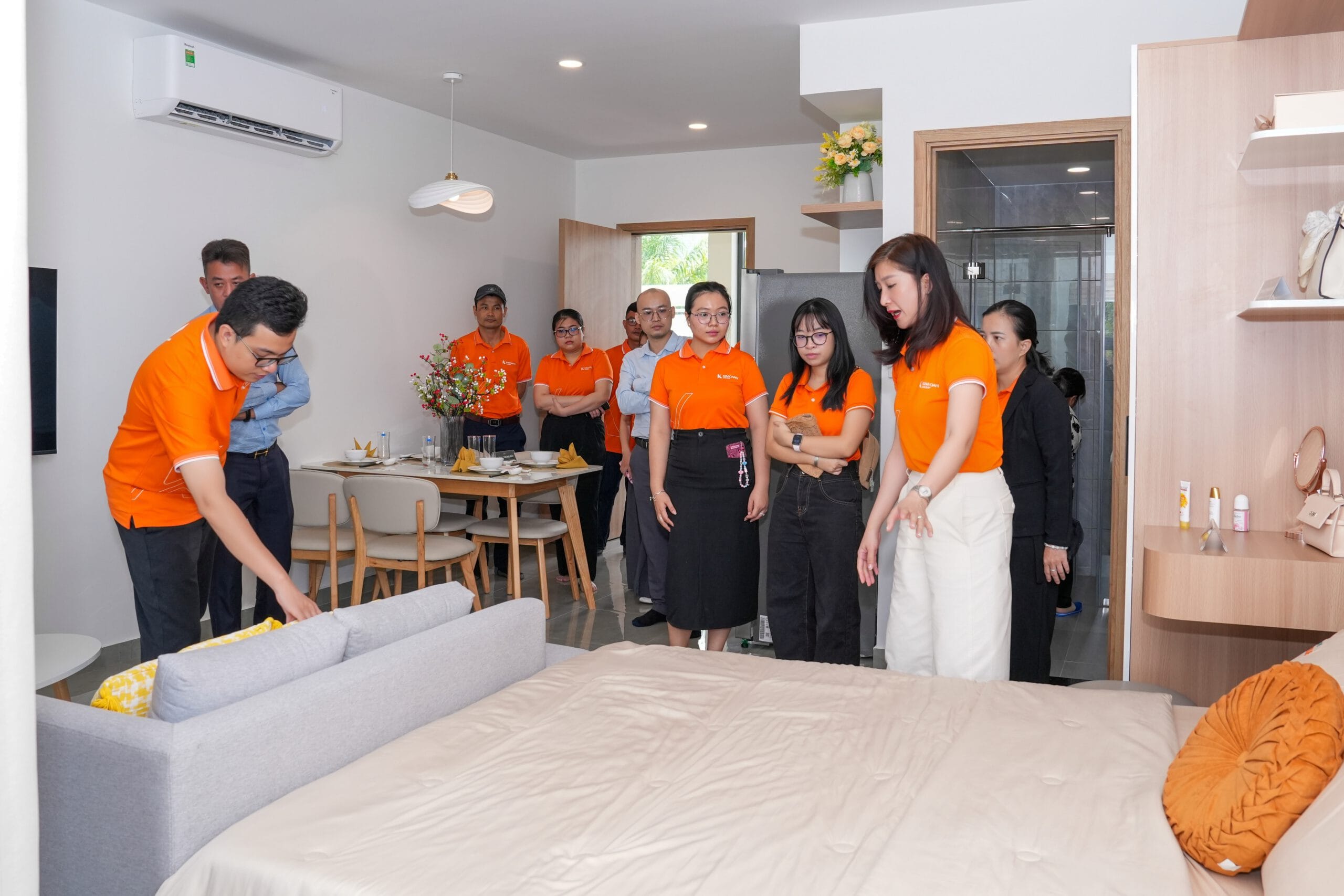 Đoàn tham quan trải nghiệm không gian sống phong cách và tiện nghi tại căn hộ mẫu K-Home Avanue