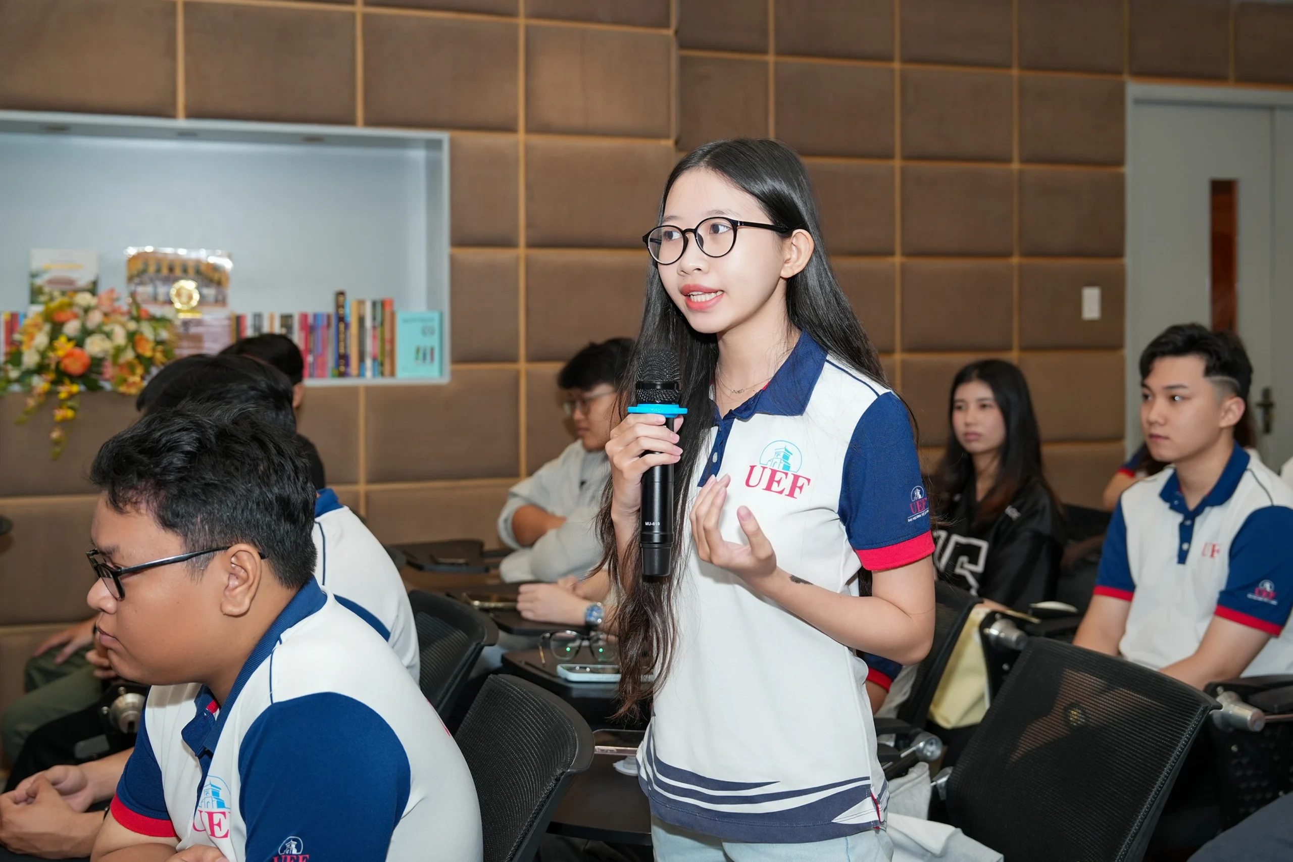 Sinh viên UEF chủ động đặt câu hỏi, bày tỏ ý kiến với các diễn giả tại chương trình