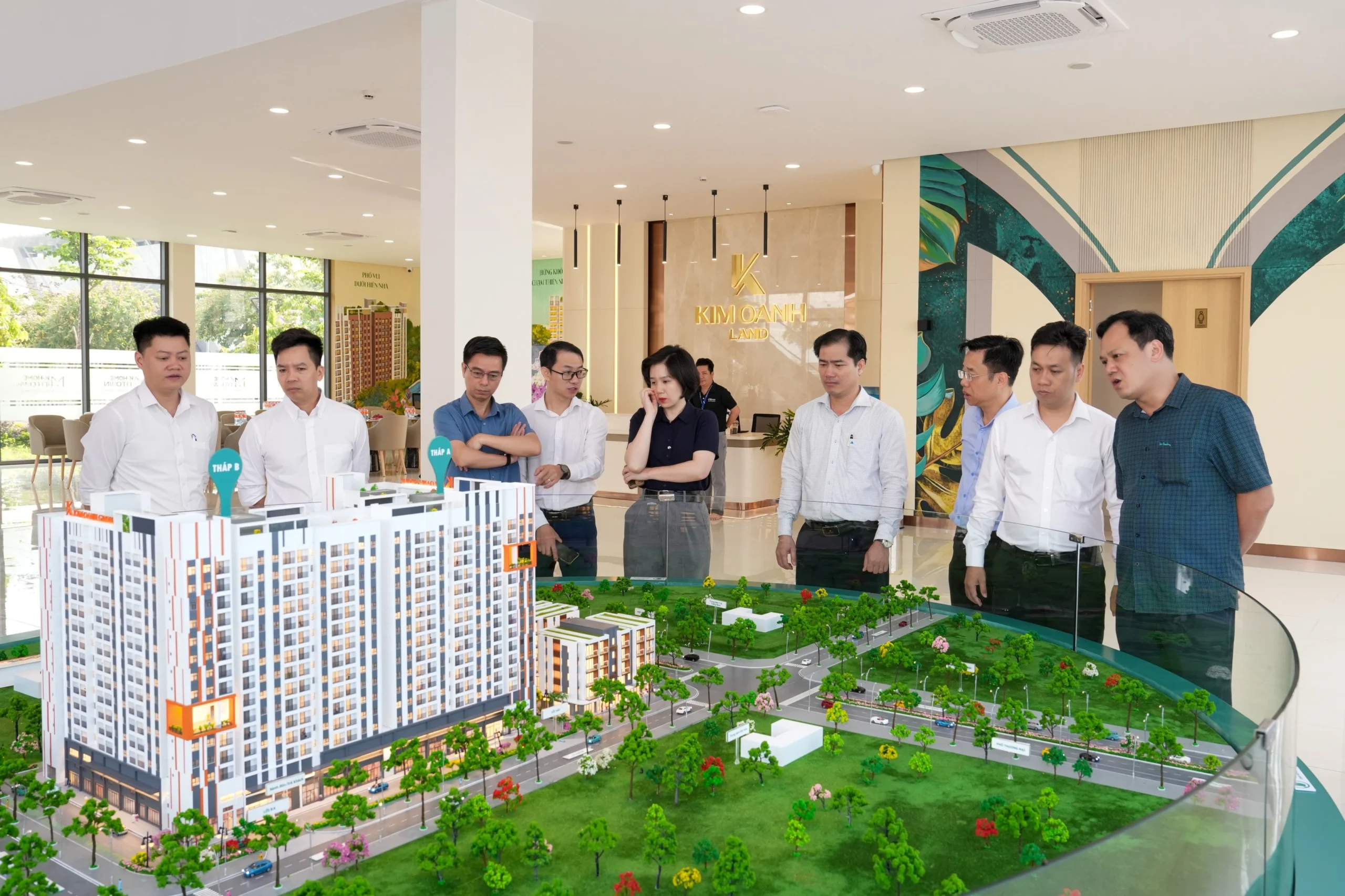 Đoàn lãnh đạo Bộ Xây dựng tham quan sa bàn dự án K-Home Midtown, một trong 4 dự án NOXH chuẩn Singapore của Kim Oanh Group đang phát triển tại TP. Đồng Nai