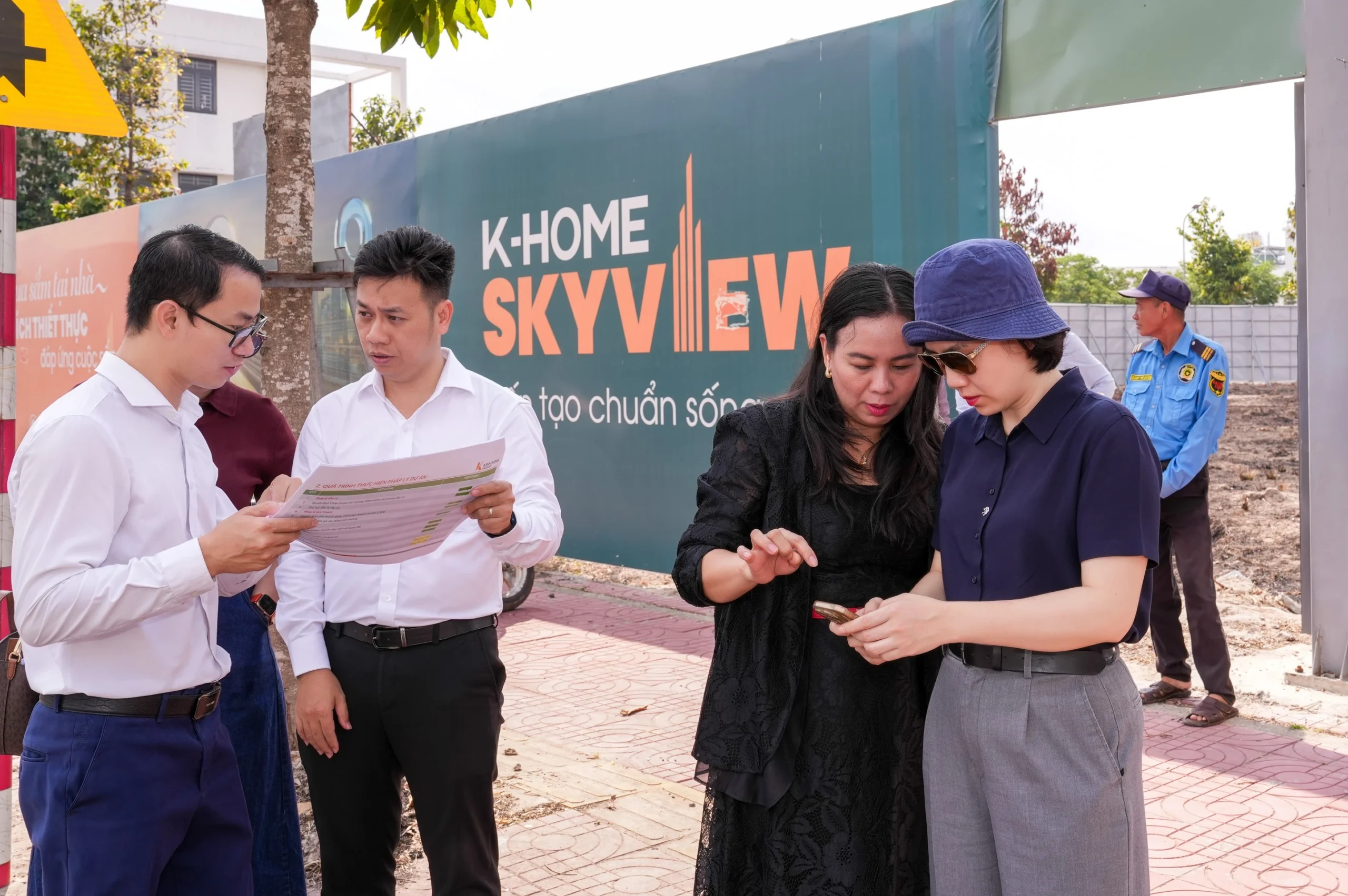 Đoàn lãnh đạo Bộ Xây dựng khảo sát thực tế tại công trường dự án K-Home Skyview