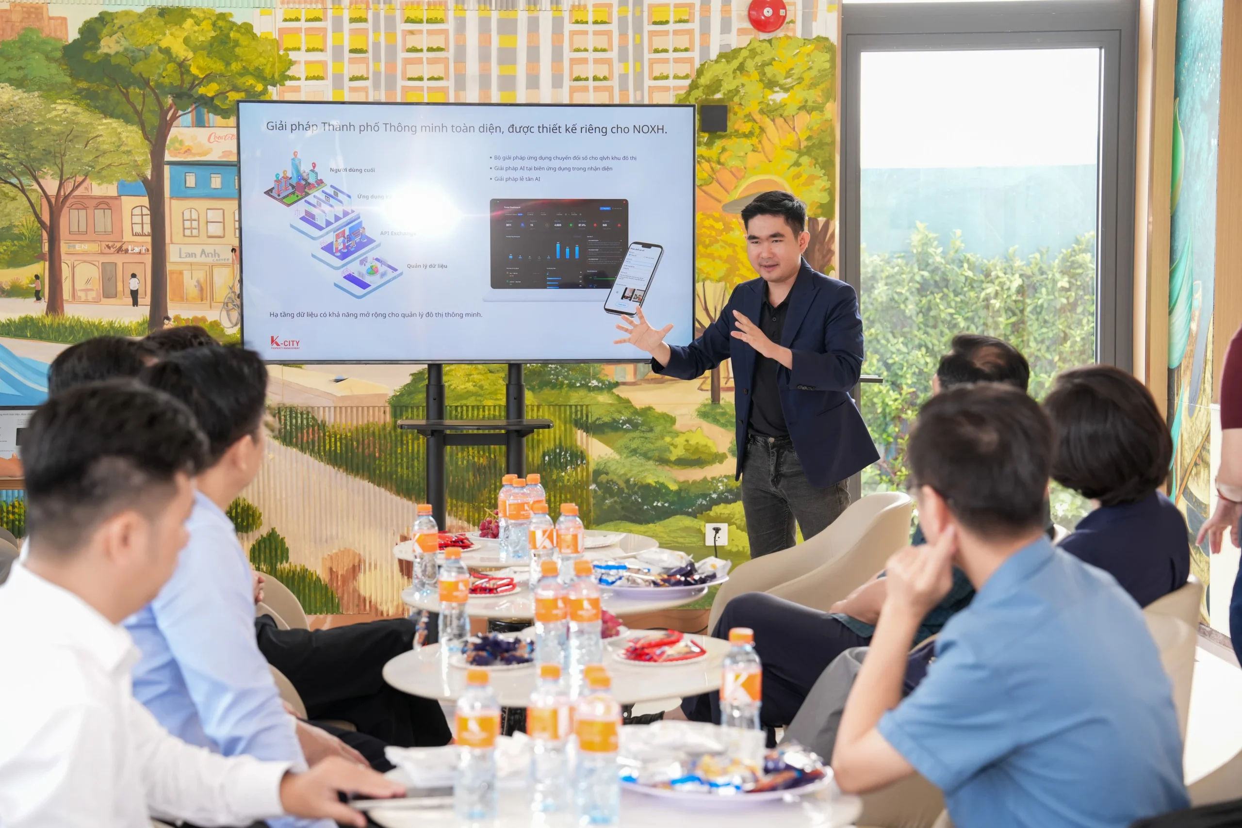 Ông Steven Le - Tổng Giám đốc K-City chia sẻ với đoàn công tác Bộ Xây dựng về các giải pháp quản lý vận hành ứng dụng công nghệ hiện đại giúp nâng tầm chất lượng NOXH của Kim Oanh Group