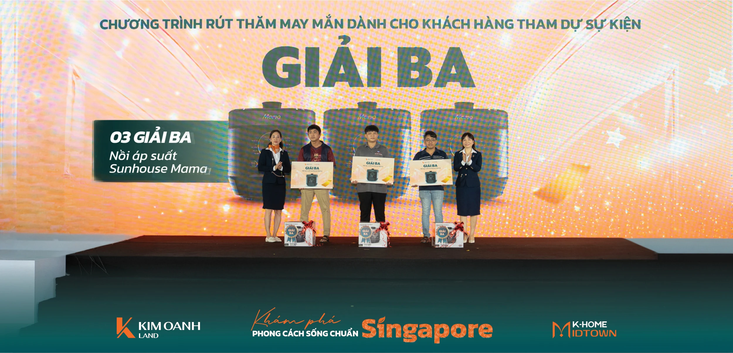 Bà Nguyễn Huỳnh Như - Giám đốc Dịch vụ khách hàng Kim Oanh Land và bà Lê Thị Hạnh - Giám đốc chi nhánh Thành Phố Mới trao giải Ba đến ba khách hàng tham dự sự kiện.