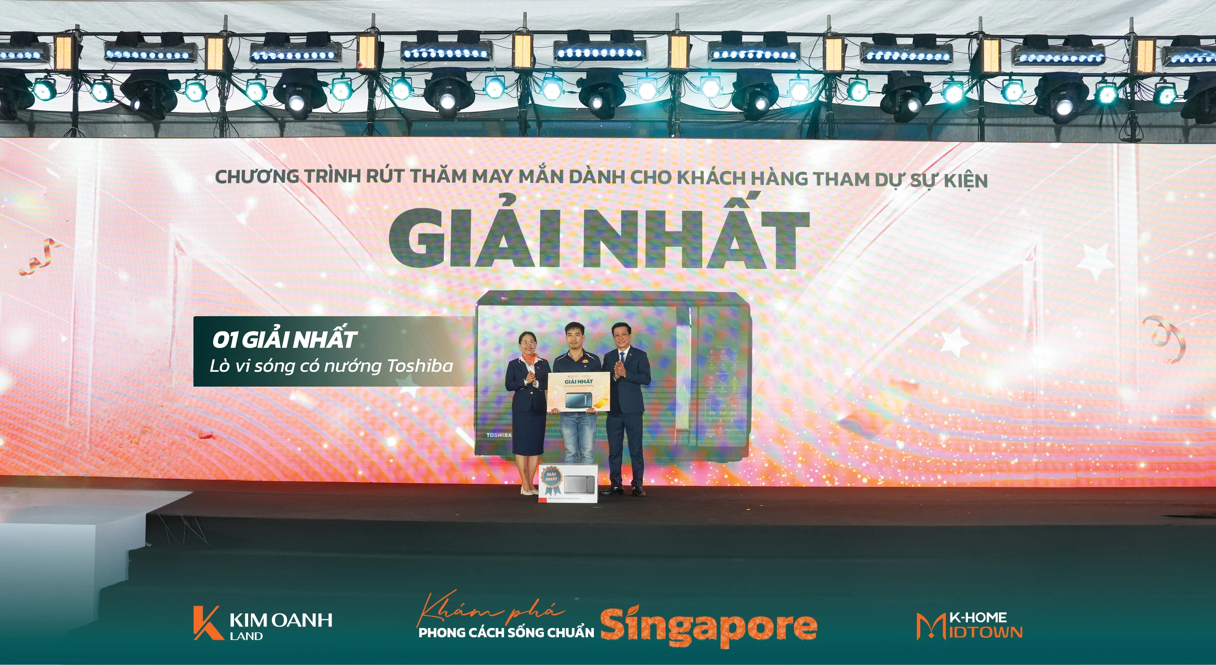 Ông Tô Duy Chinh và bà Phan Thị Thu Trang - Giám đốc chi nhánh Bến Cát trao giải Nhất đến khách hàng tham dự sự kiện.
