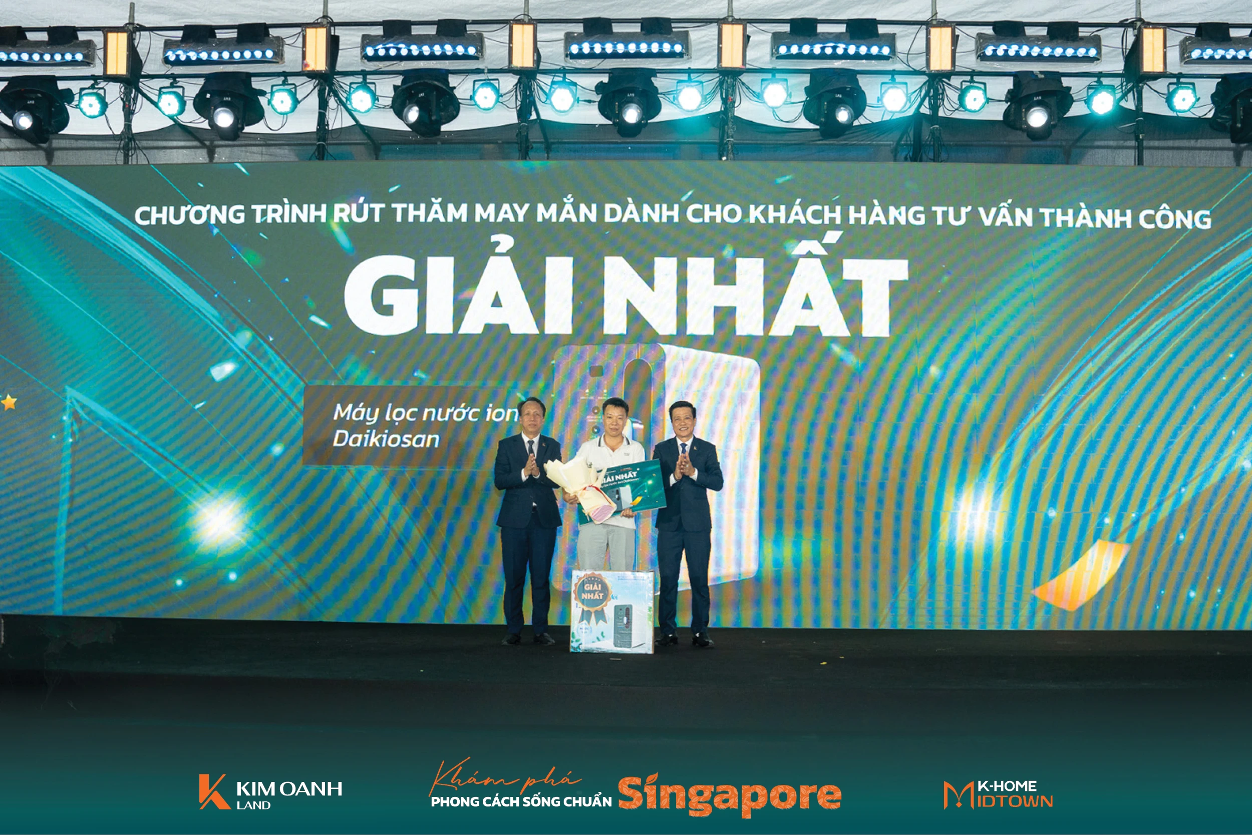 Tại sự kiện, nhiều phần quà tặng gia dụng cao cấp được trao đến tay khách hàng trong chương trình rút thăm may mắn. Trong ảnh: ông Nguyễn Lương Thọ - Phó Tổng giám đốc Vận hành Kim Oanh Group và ông Tô Duy Chinh trao giải Nhất cho khách hàng may mắn.