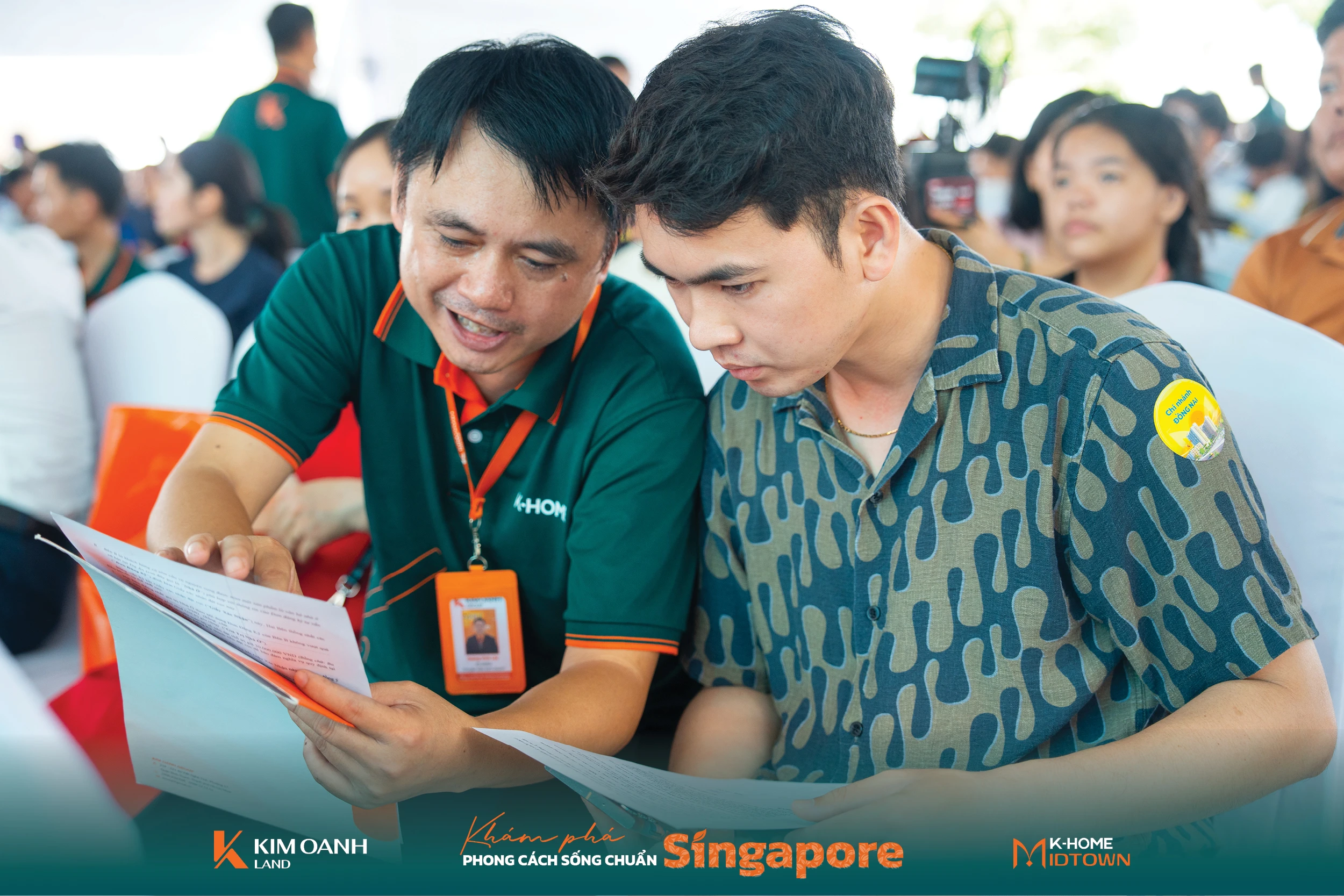 Chuyên viên kinh doanh Kim Oanh Land tư vấn khách hàng lựa chọn căn hộ K-Home Midtown.