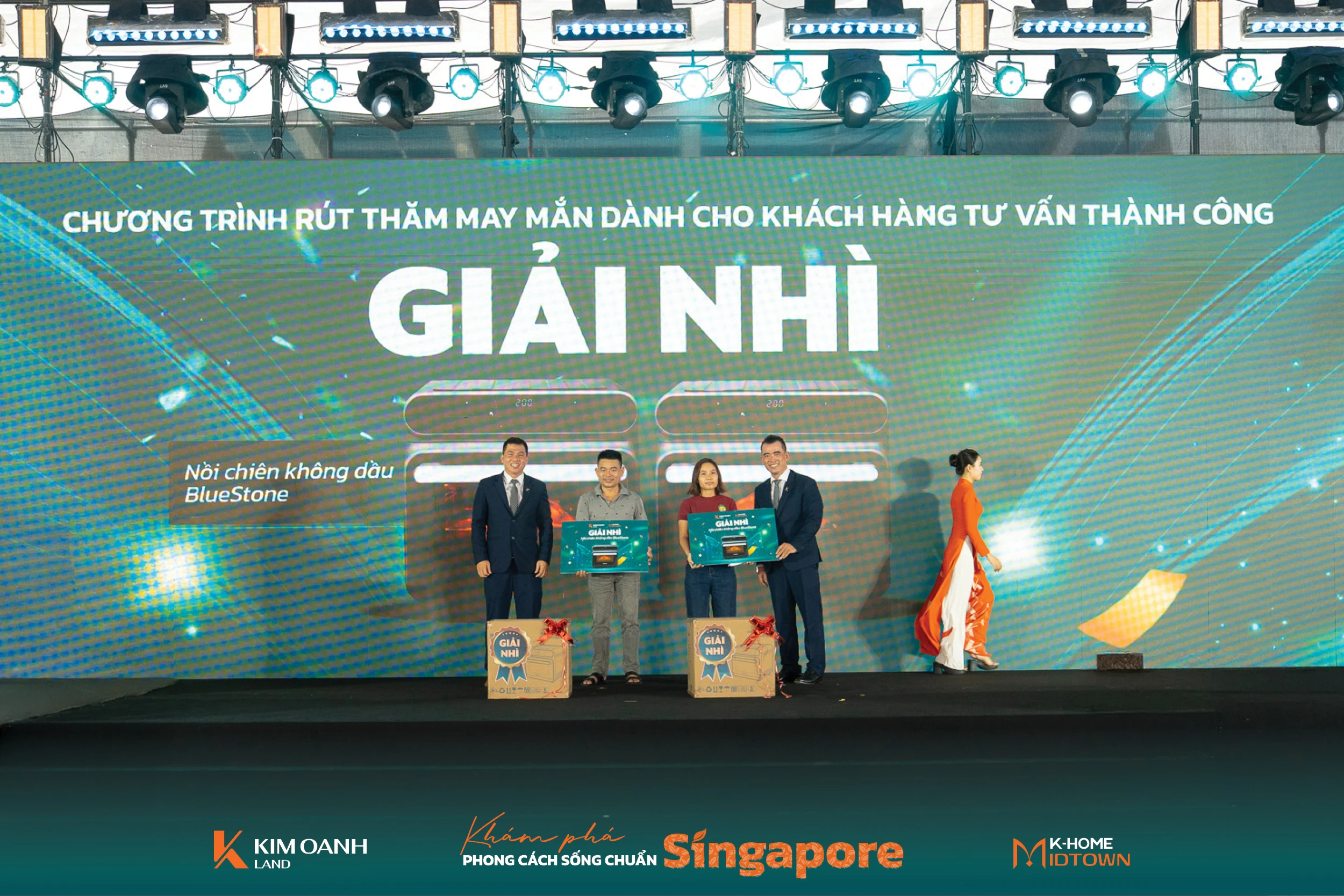 Ông Trịnh Thanh Tuấn - Giám đốc chi nhánh Điện Biên Phủ và ông Trần Trọng Minh Hoàng trao giải Nhì cho những khách hàng may mắn.