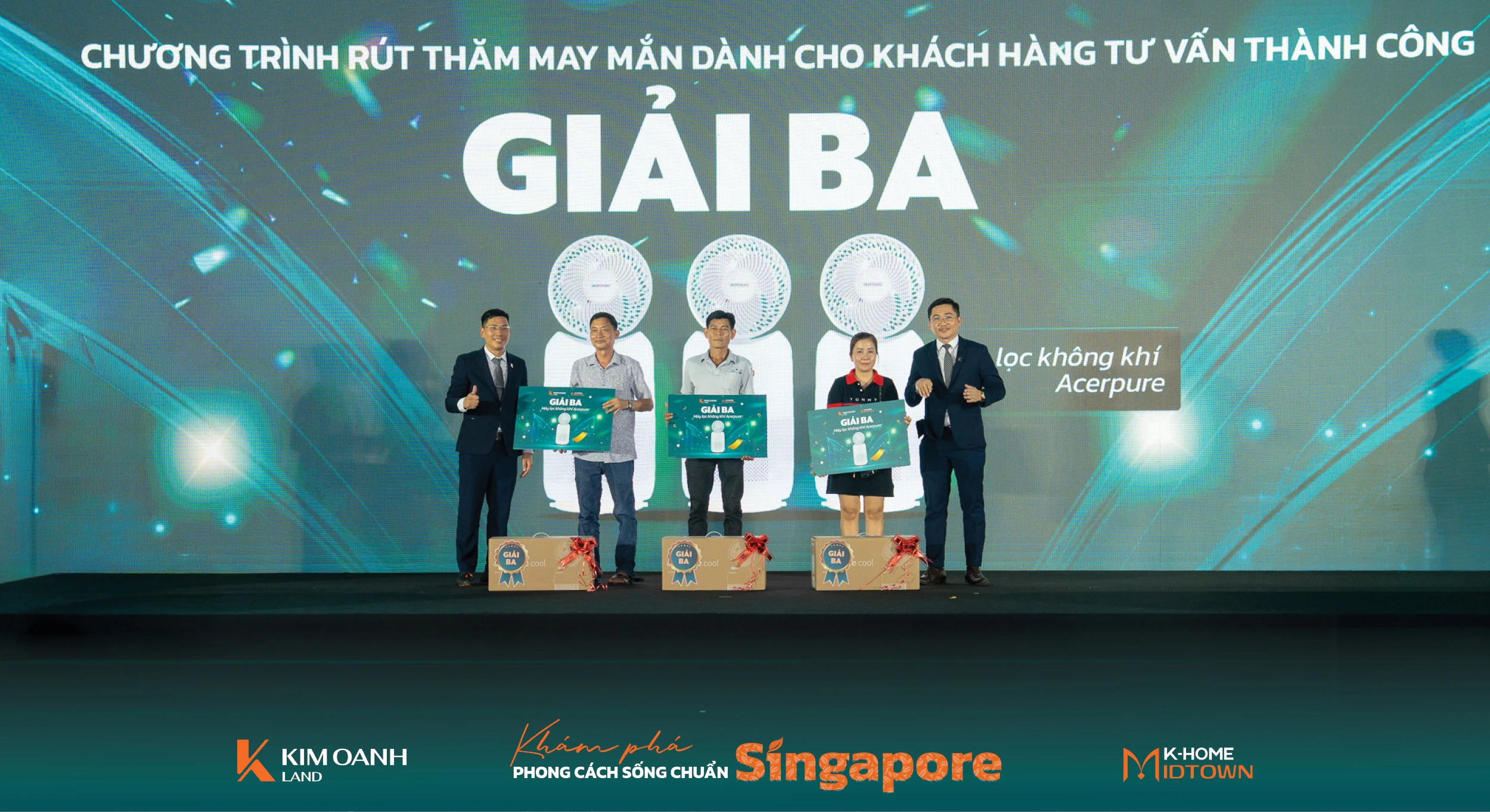 Ông Đặng Văn Quy - Giám đốc chi nhánh Đồng Nai và ông Phạm Xuân Hiệp - Giám đốc chi nhánh Cộng Hòa trao giải Ba đến ba khách hàng may mắn.