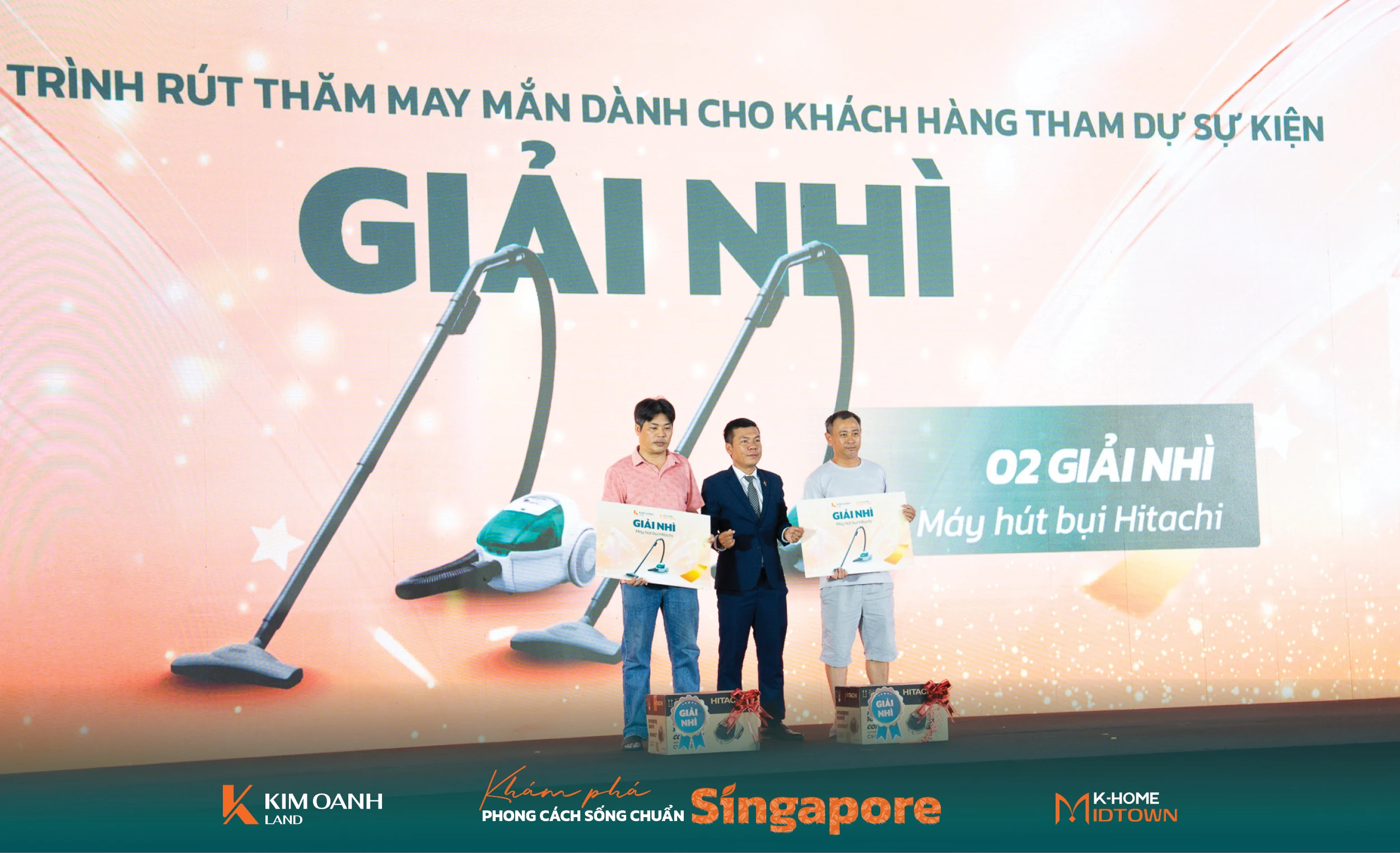 Ông Nguyễn Tấn Sự - Giám đốc chi nhánh Phạm Văn Đồng trao giải Nhì đến hai khách hàng tham dự sự kiện.