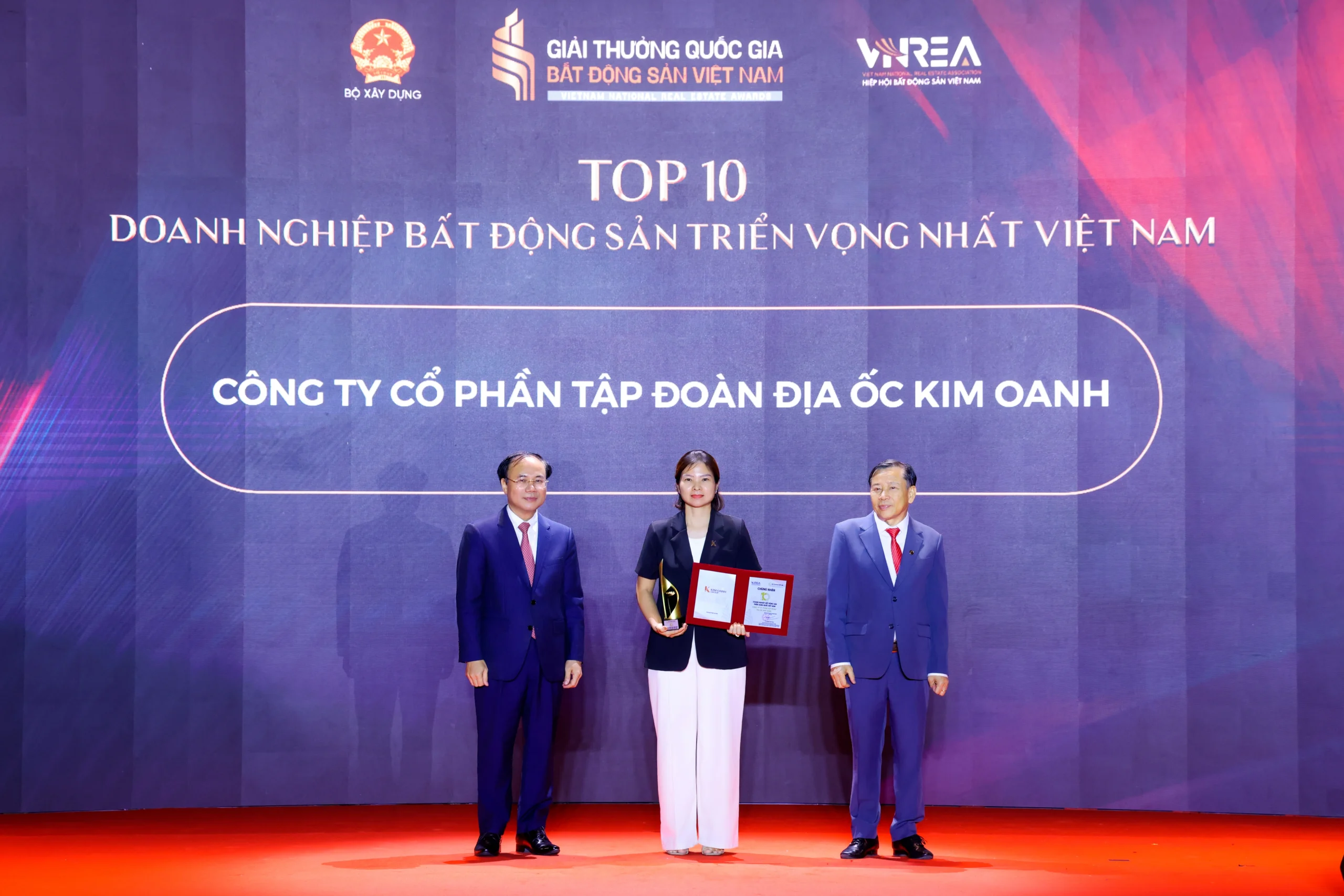 Bà Mai Thị Diễm Trang - Giám đốc Khối Quản lý Thương hiệu Kim Oanh Group - đại diện nhận giải “Top 10 doanh nghiệp bất động sản triển vọng nhất Việt Nam”.