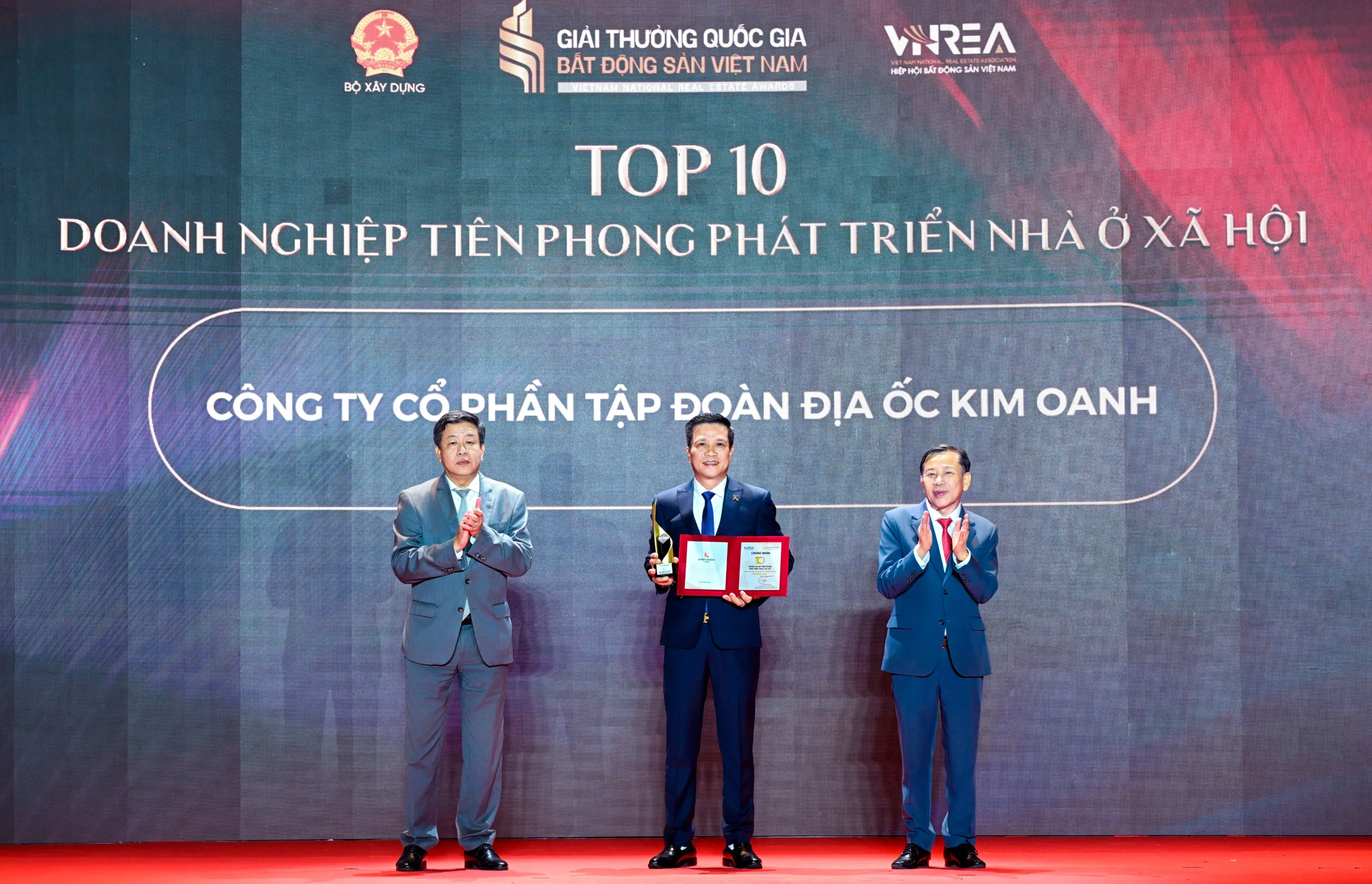 Ông Tô Duy Chinh - Phó Tổng Giám đốc Kinh doanh Kim Oanh Land - đại diện nhận giải “Top 10 doanh nghiệp tiên phong phát triển nhà ở xã hội”