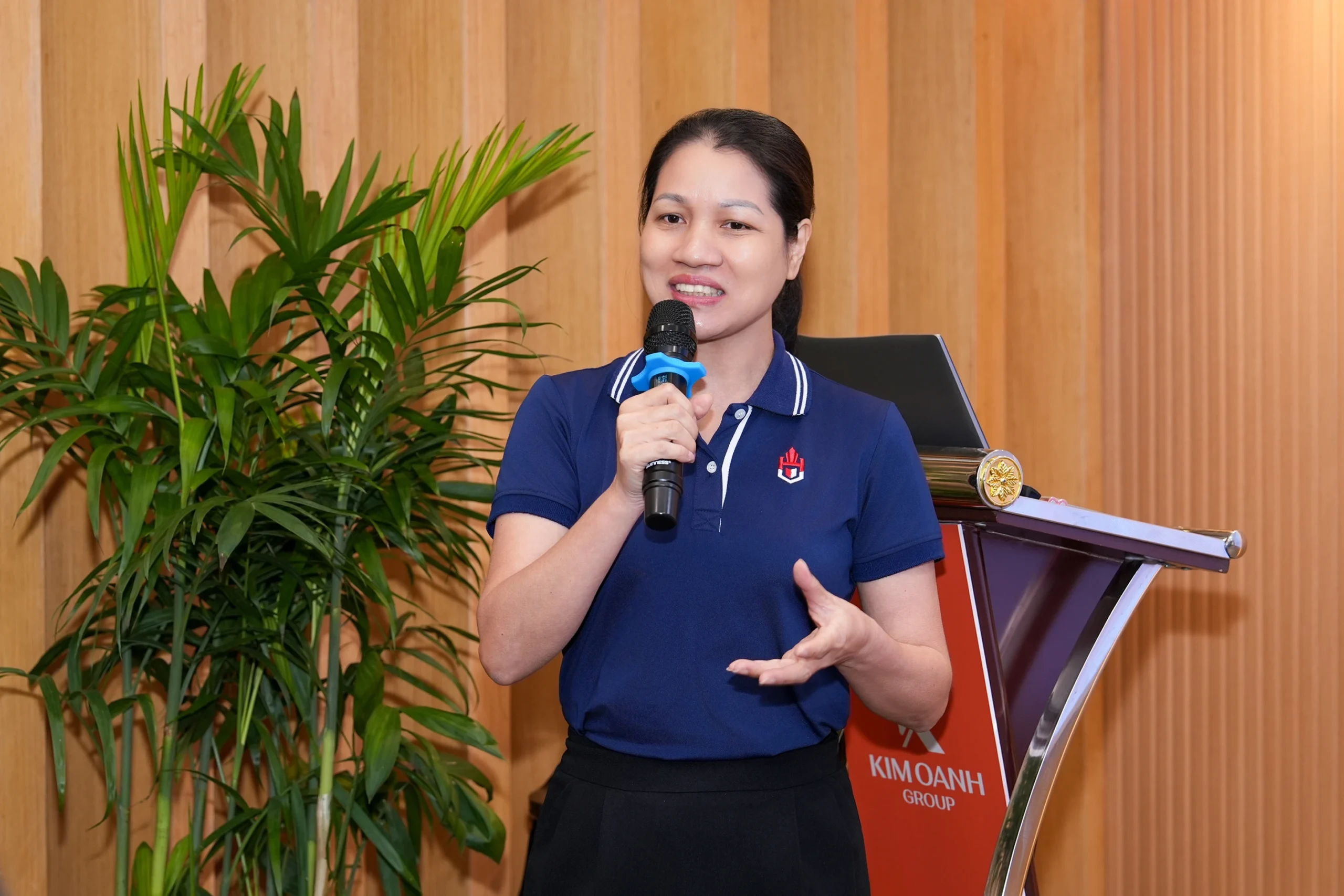 ThS. Đặng Thị Thu Luyến - Giảng viên Khoa Quản trị Kinh doanh - Marketing, đại diện nhà trường phát biểu gửi lời cảm ơn đến Kim Oanh Group