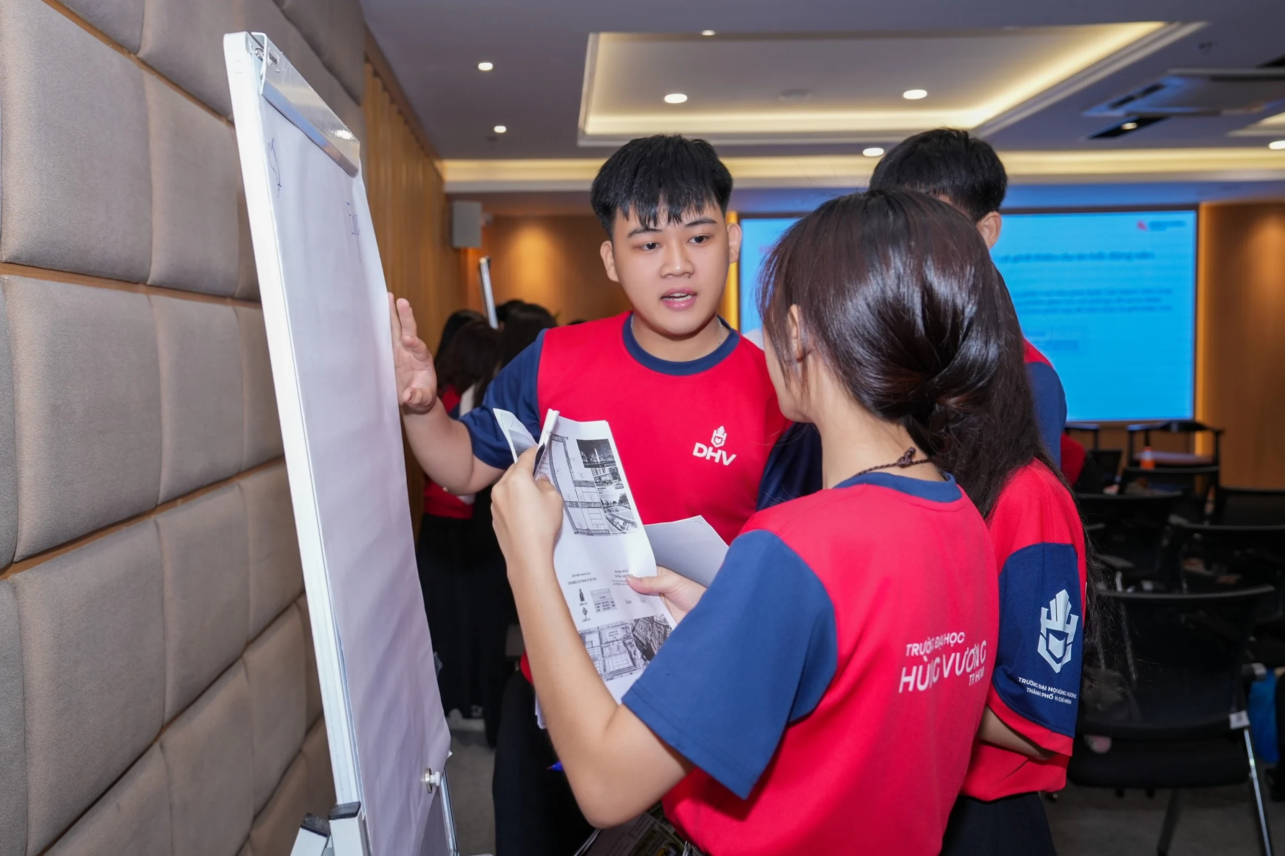 Sinh viên DHV tự tin bày tỏ quan điểm, thảo luận sôi nổi trong hoạt động Role Play Workshop