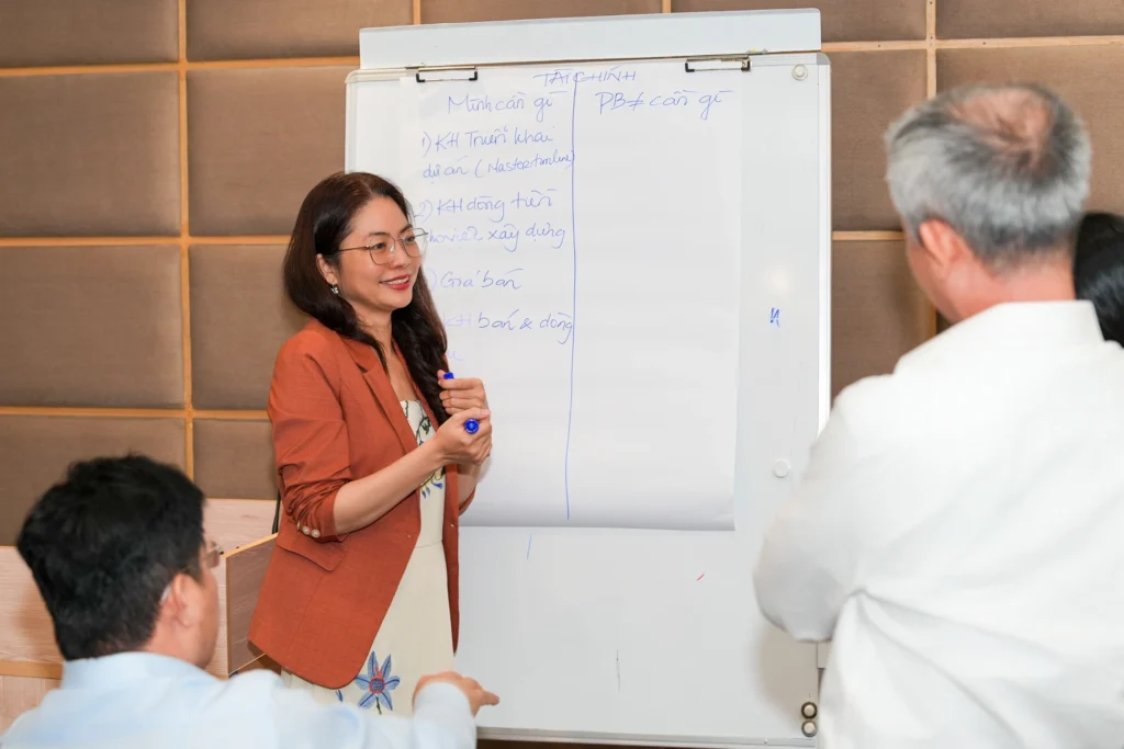 Không gian khoá đào tạo cởi mở, giàu tính tương tác giúp đội ngũ lãnh đạo và quản lý kết nối nội dung bài học với các bài toán vận hành thực tế.