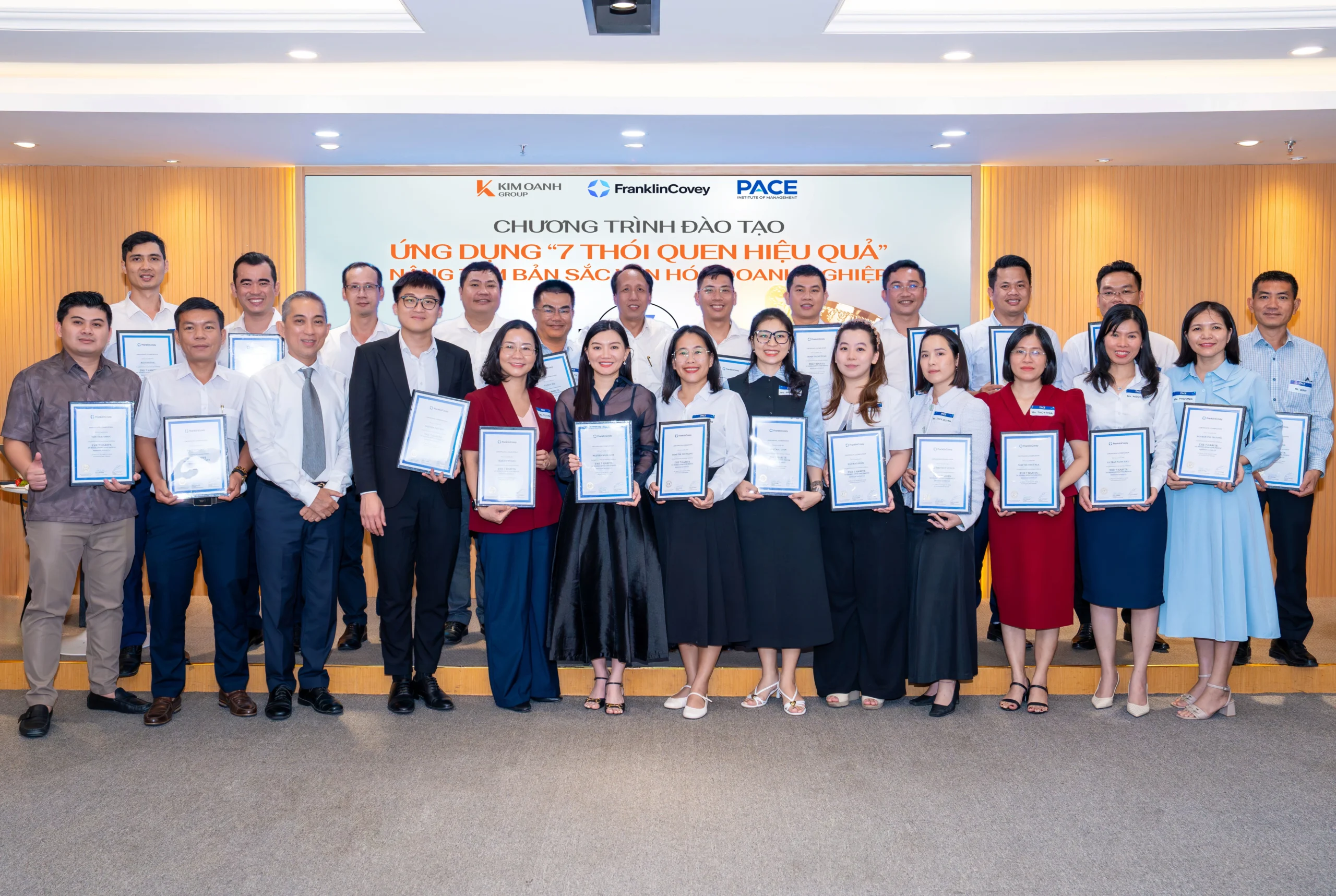 Đội ngũ lãnh đạo và quản lý cấp cao Kim Oanh Group nhận chứng nhận hoàn thành khóa đào tạo ứng dụng “7 thói quen hiệu quả” của Học viện Quản lý PACE.