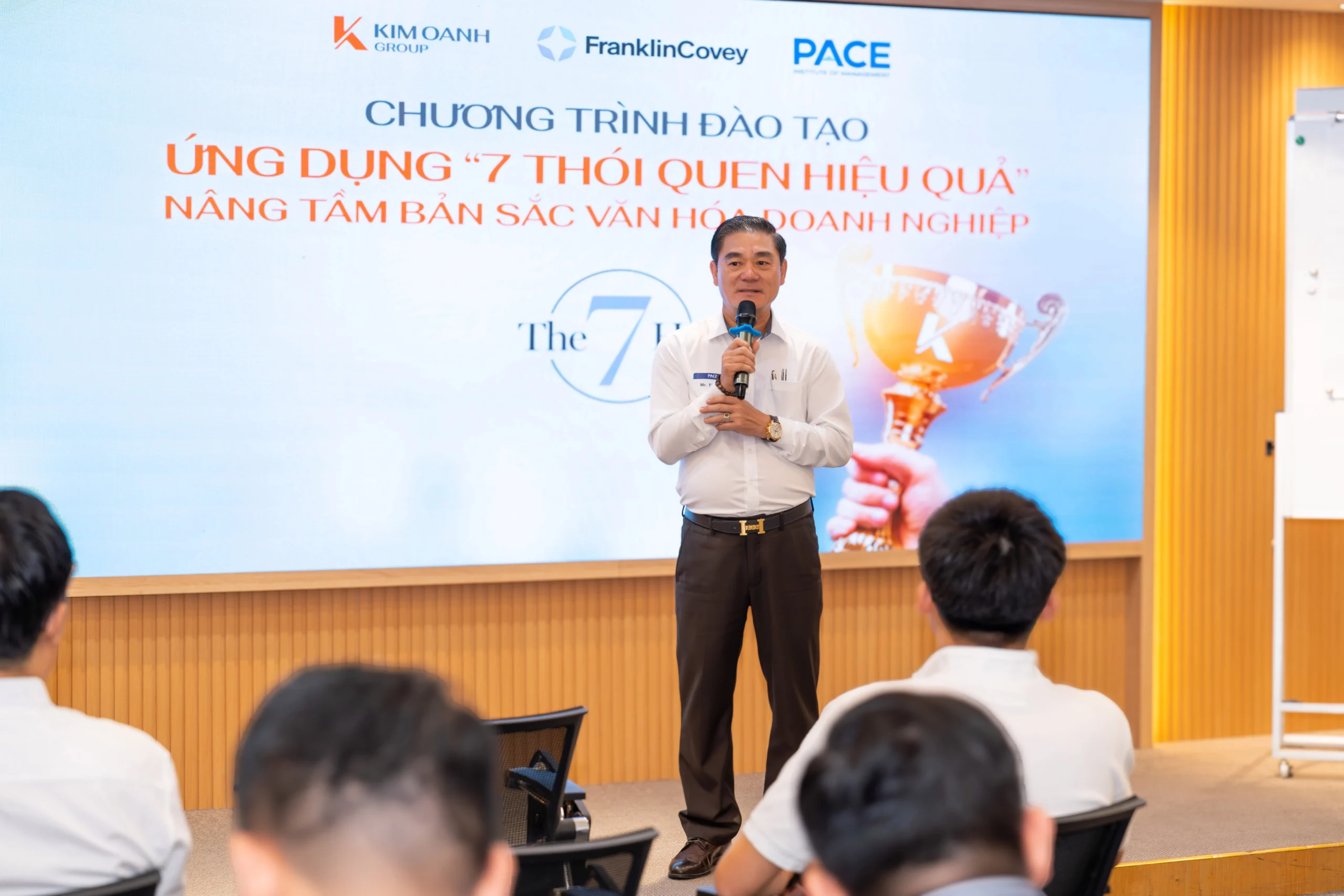 Ông Nguyễn Thuận - Phó Chủ tịch HĐQT Tập đoàn chia sẻ về tầm quan trọng của việc ứng dụng “7 thói quen hiệu quả” trong công tác quản trị và vận hành tổ chức.