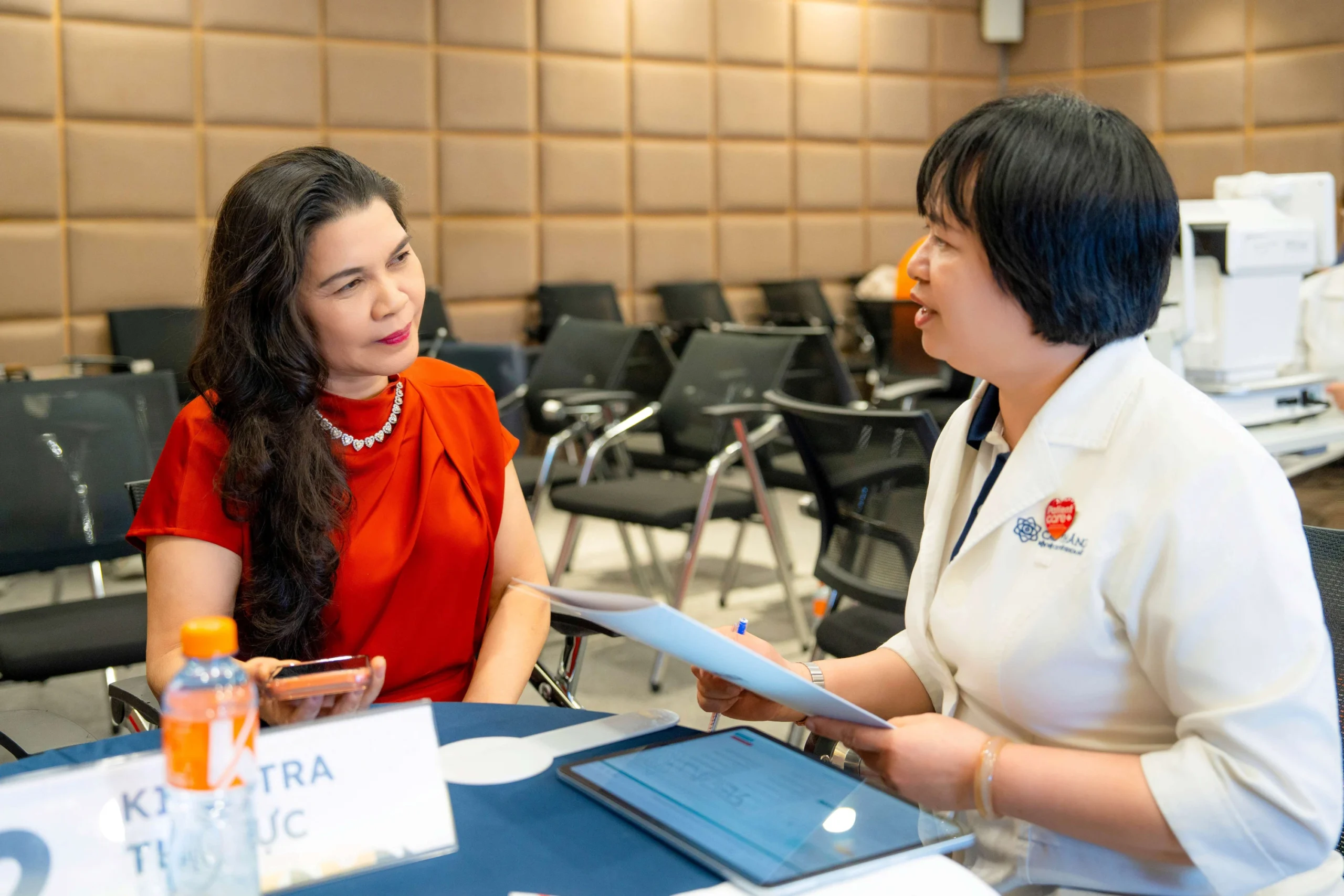 Bà Đặng Thị Kim Oanh - Chủ tịch HĐQT, Tổng Giám đốc Kim Oanh Group trực tiếp tham gia chương trình, thể hiện sự đồng hành sâu sắc của Ban Lãnh đạo, truyền cảm hứng và nâng cao ý thức bảo vệ sức khoẻ đôi mắt trong toàn thể CBNV