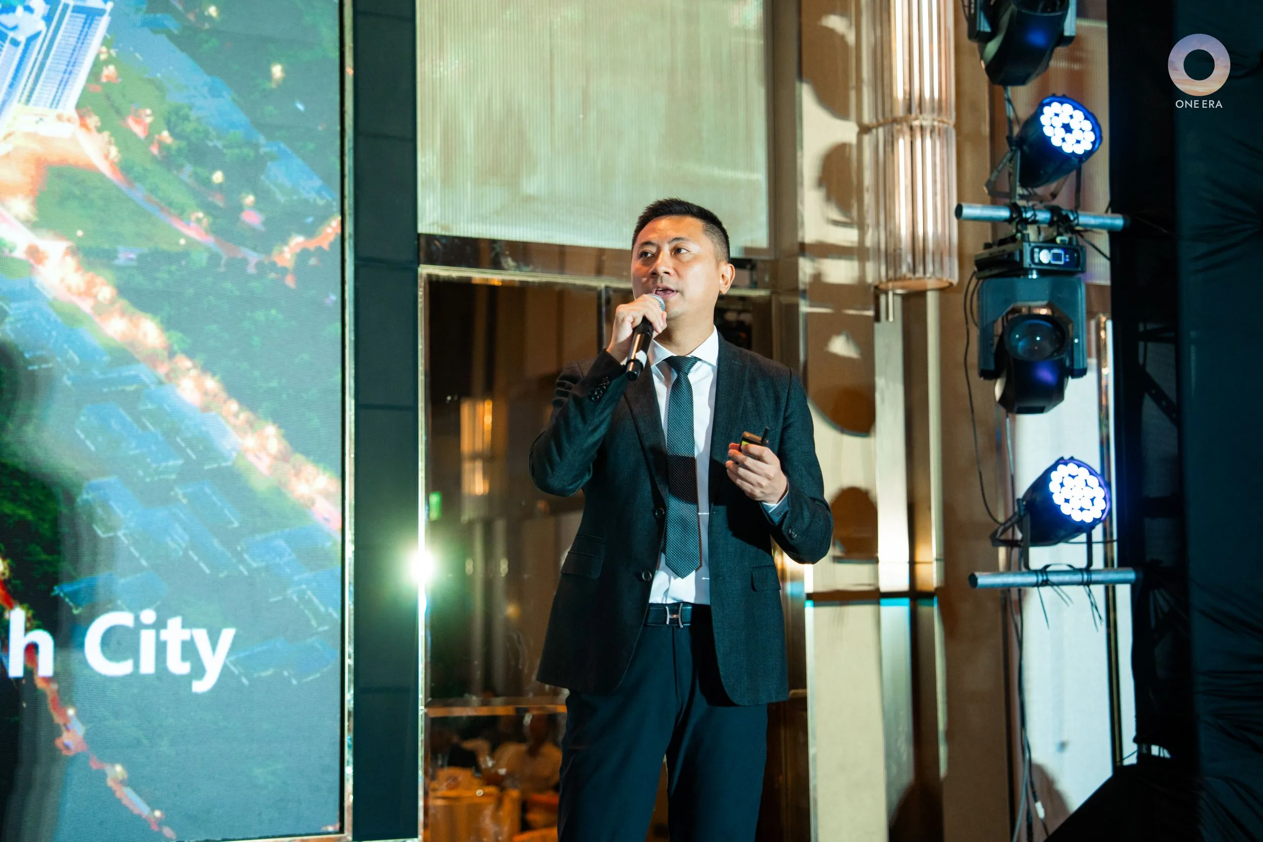 Ông Mi Shu Yang, Tổng Giám đốc Longfor Aura Space (Khối Kinh doanh Quốc tế) phát biểu tại buổi lễ kí kết