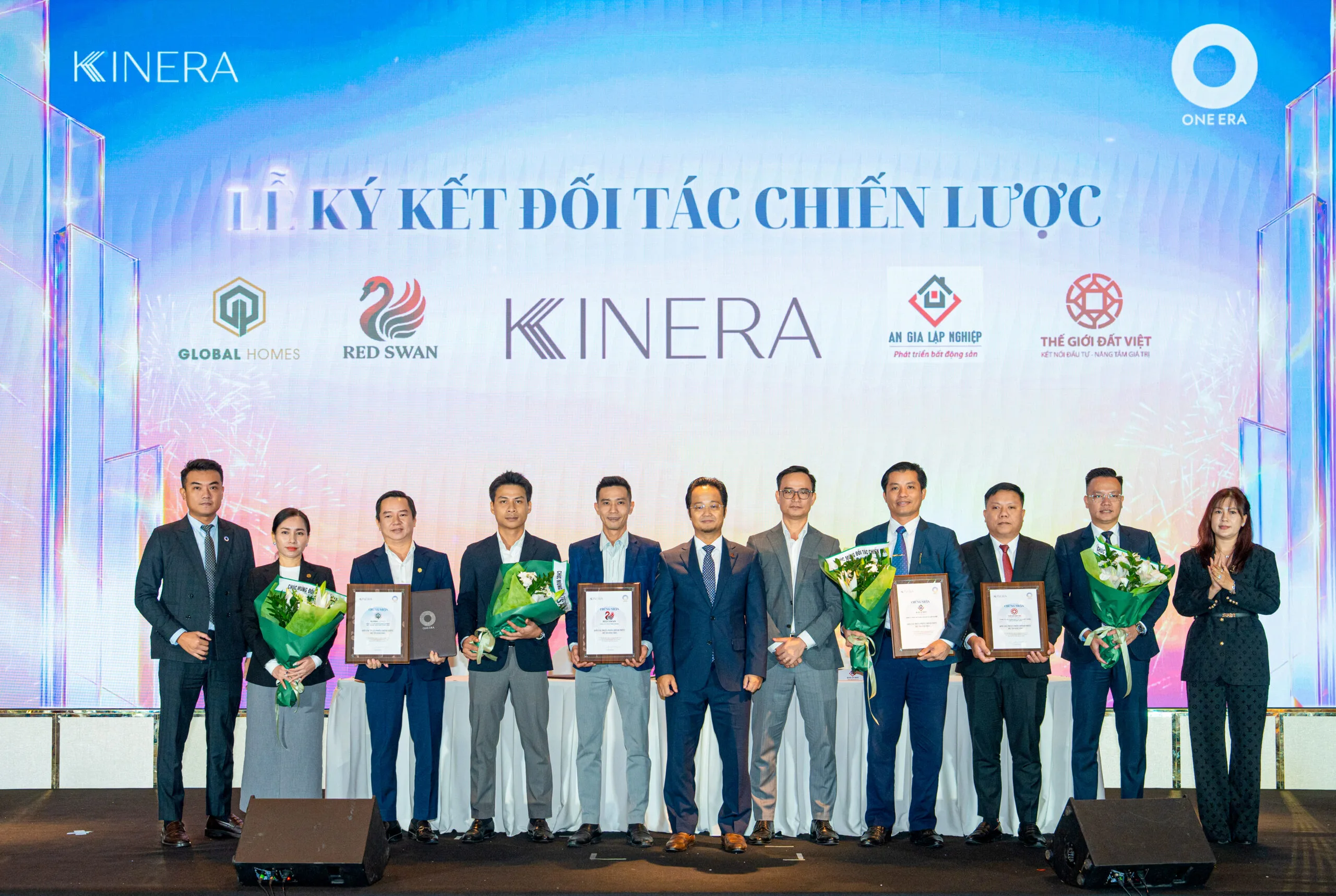 Đại diện Kim Oanh Group ký kết hợp tác với các đối tác phân phối chiến lược cho dự án One Era